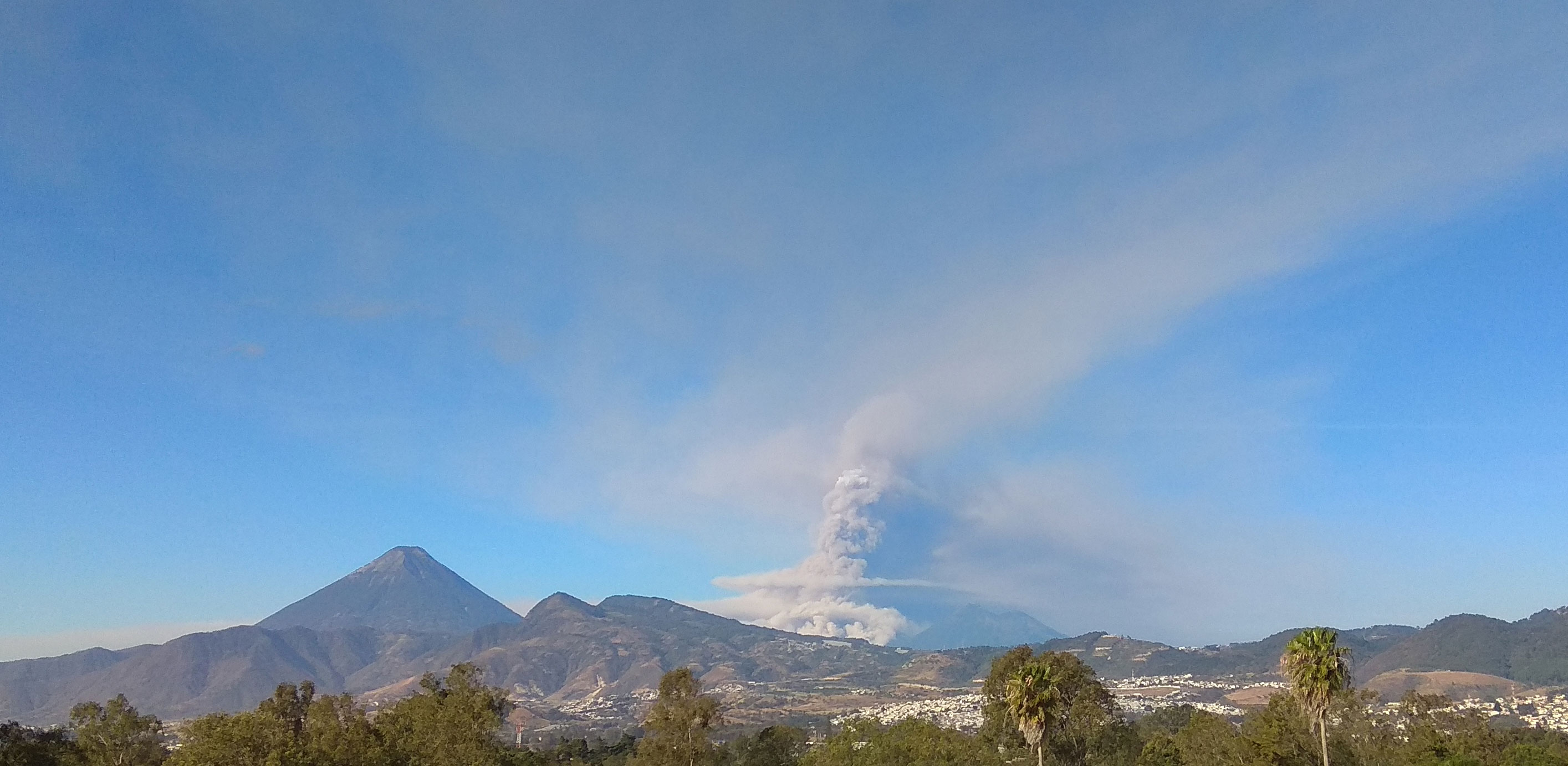 Volcán de Fuego en erupción